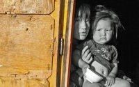 "Sambaino" - Steppe de Mongolie. Mère et fille à l'entrée de leur (...)